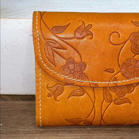 VTG NWOT Cognac Leather Wallet Floral Embossed Coin Multi Card Pocket Stitching - Picture 1 of 16
